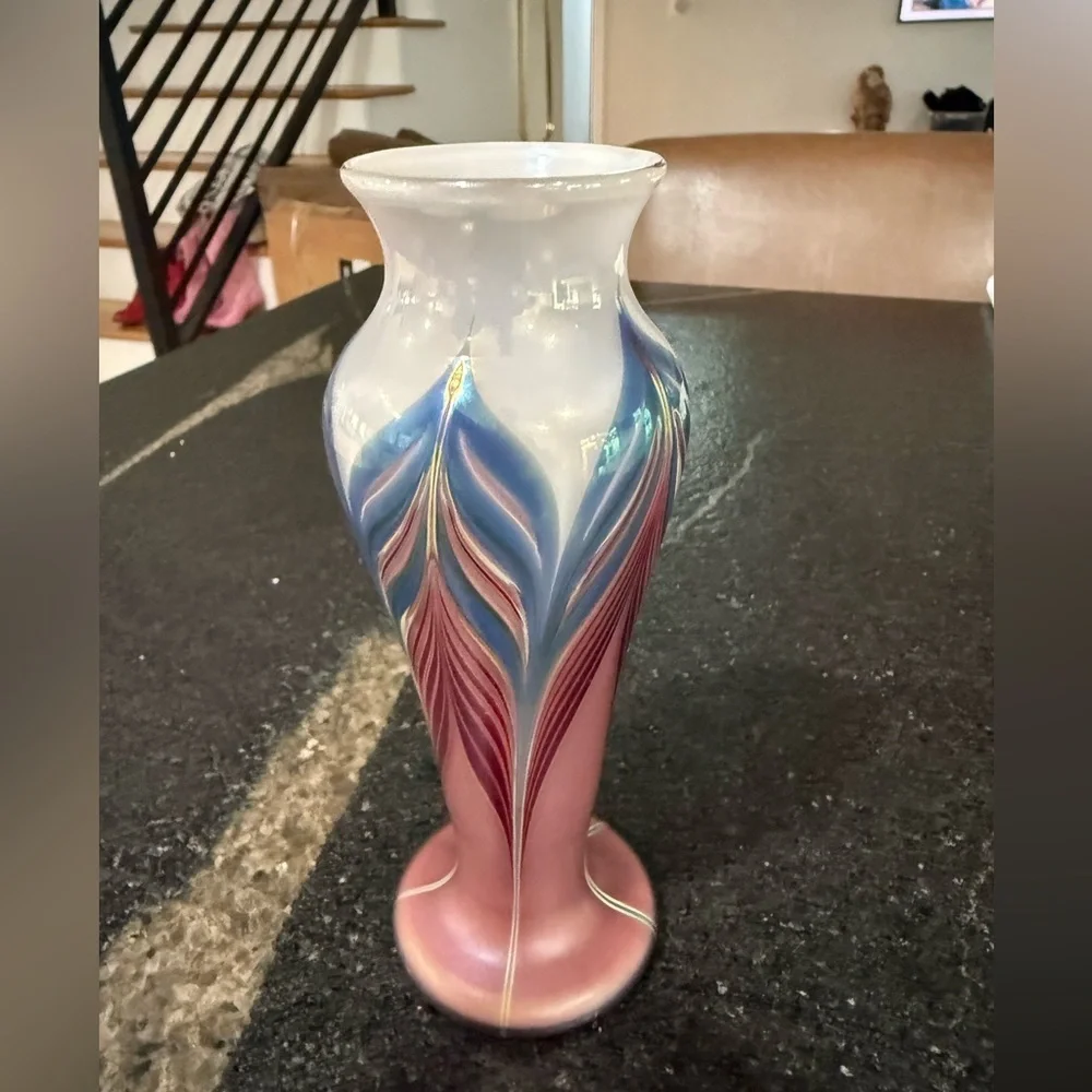 Stunning Signed Zellique Studios Pulled Feather Vase – 1982